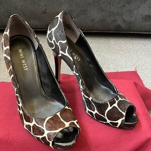 Nine West 6.5 M brown/black/white open toed animal hair print 4” pumps.